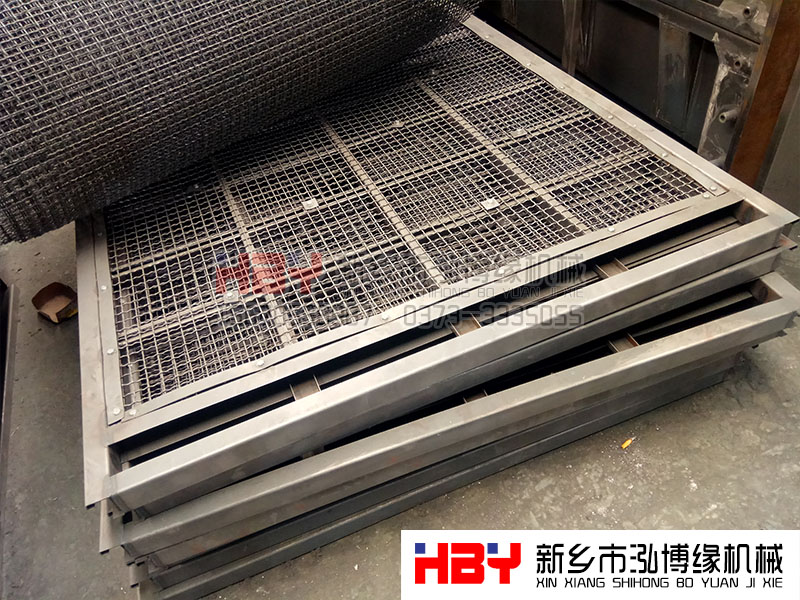 篩網(wǎng)是平面回轉(zhuǎn)篩中非常重要的部件,如何避免篩網(wǎng)生銹呢?