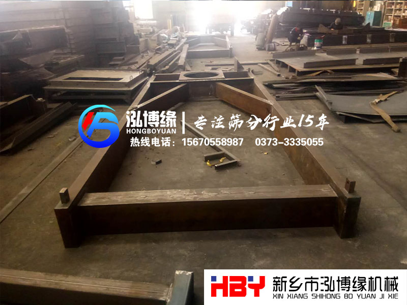 使用平面回轉篩時，應在開關機器時對機械再次檢查一下